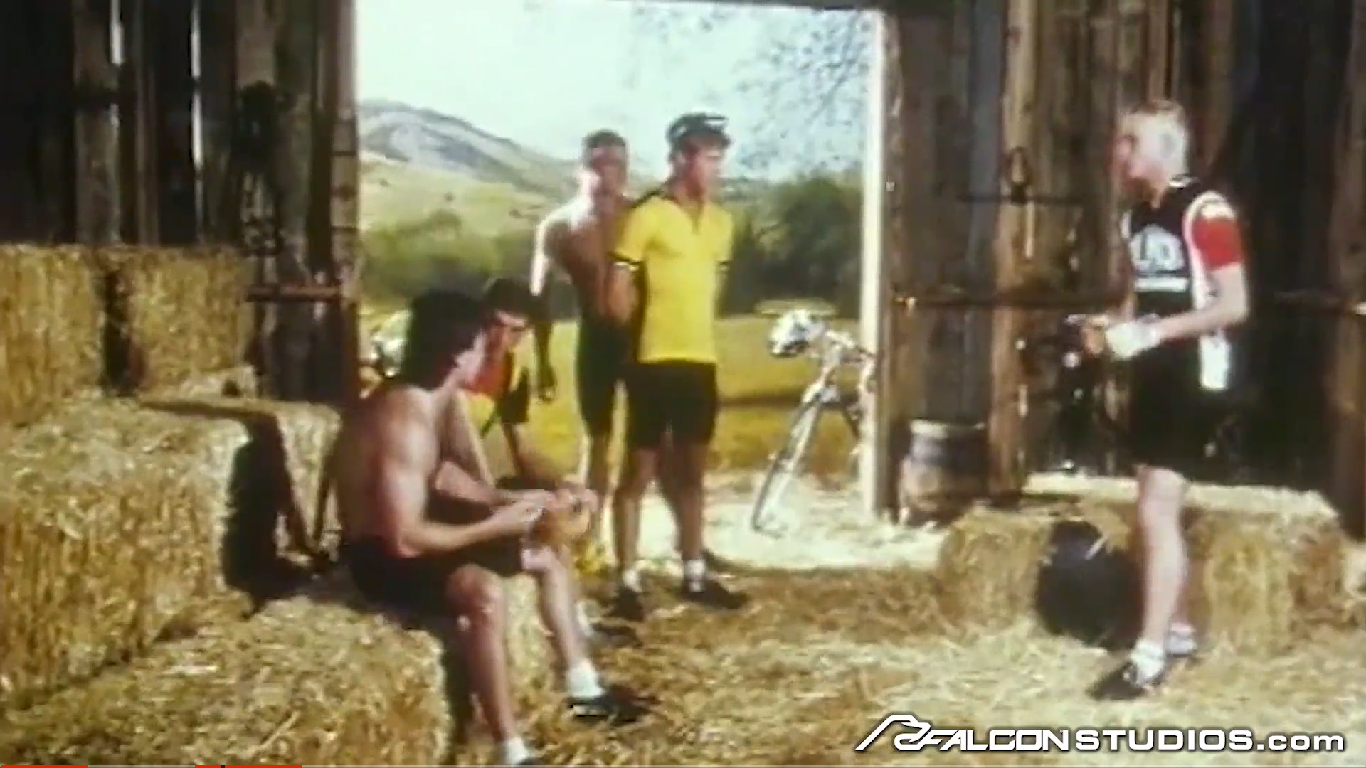 Vintage Big Dicked Jocks têm uma iniciação com um suculento Spitroast