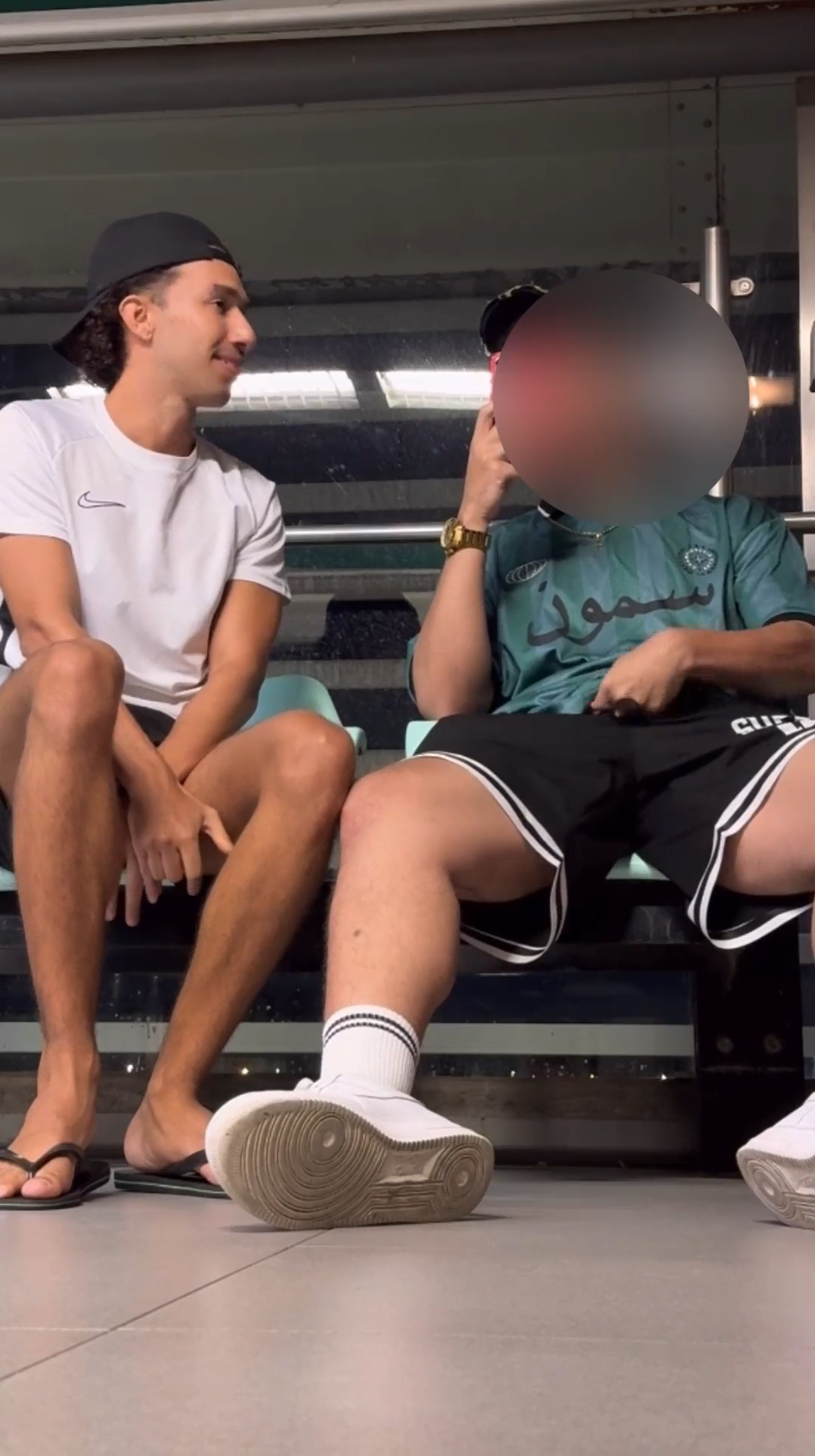 Fudendo e mamando o hétero dotadao na estação de metro