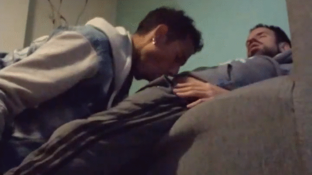 Macho curte um boquete delicioso enquanto relaxa no sofá