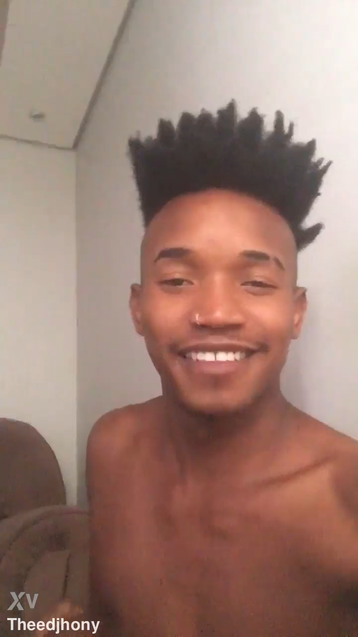 Brasileiro fazendo um boquete delicioso até o mano gozar