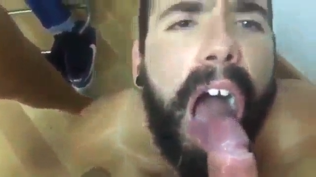 Engolindo a porra de um batalhão de machos! 